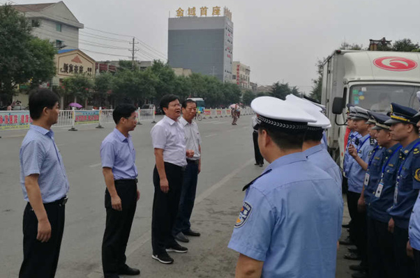 縣委書記王強民慰問一線執(zhí)勤交警、綜合執(zhí)法人員.jpg