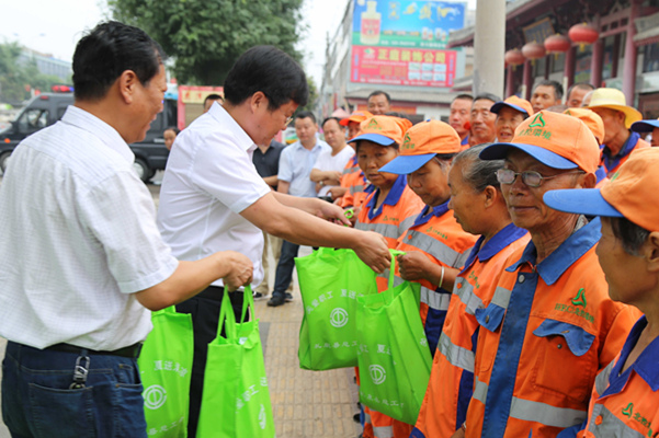 縣委書記王強民慰問一線環(huán)衛(wèi)工人.JPG