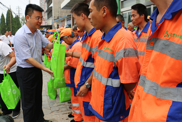 縣委副書記、縣長鐘偉慰問北控環(huán)境工作人員.jpg