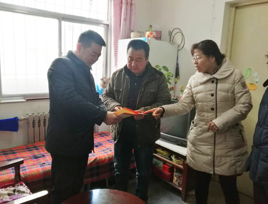 縣委副書記、縣長王旭慰問困難職工.jpg